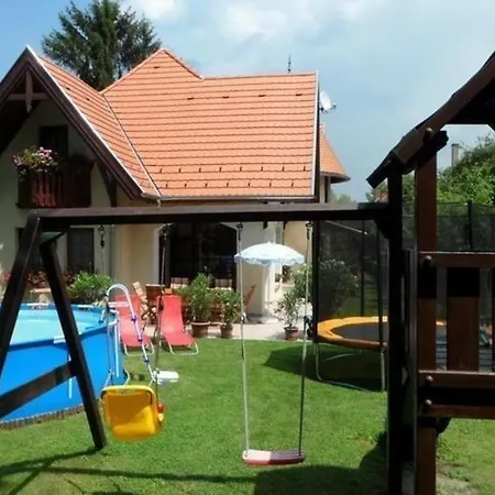 Komfortables Mit Privatem Pool Apartman *